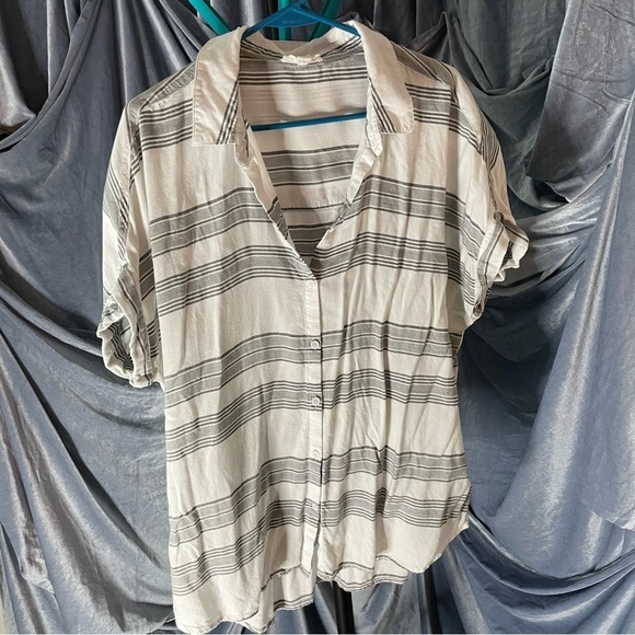 beachlunchlounge Tops - Beachlunchlounge Relaxed White and Gray Top size XL